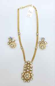 Magnifique collier pendentif Kundan serti de pierres vertes et de boucles d'oreilles pour femme idéal pour une tenue traditionnelle et festive - Product Image 4