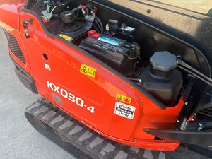 Achetez une mini-excavatrice hydraulique compacte Kubota KX030-4 d'occasion de 2,8 tonnes, prête pour une livraison et une utilisation immédiates - Product Image 4