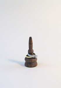 ที่ใส่แหวนไม้สไตล์วินเทจ & หรูหราผสมผสานงานทำจากไม้ธรรมชาติมาพร้อมแหวนซ้อนขาตั้งเรียวเรียบ - Product Image 6