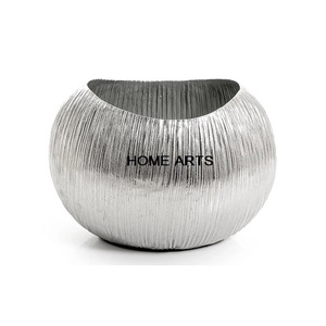 Fournisseur en gros de vases de designer en aluminium poli et or Vase à fleurs de forme ronde de qualité supérieure par Home Arts - Product Image 6