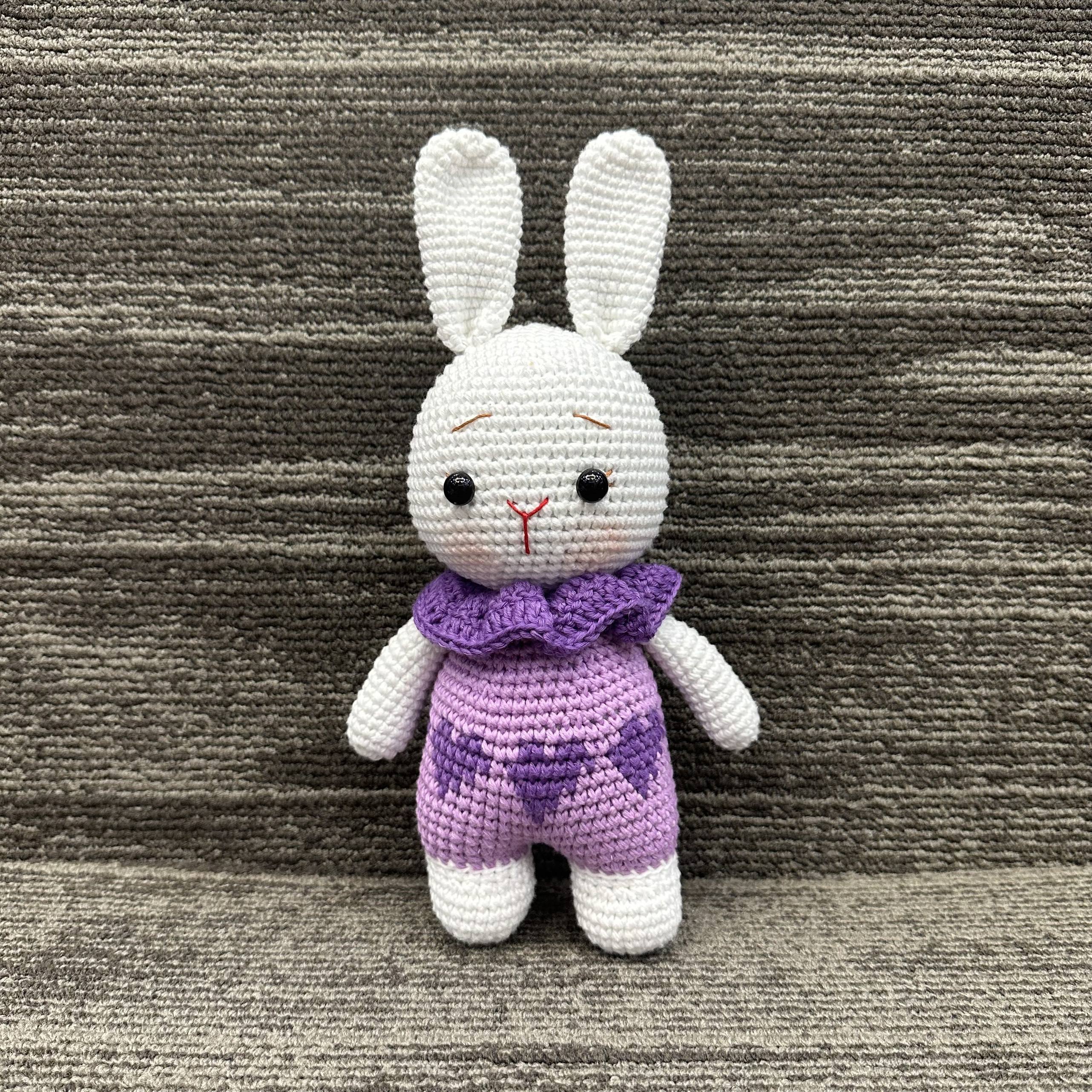 Bunny con vestido púrpura