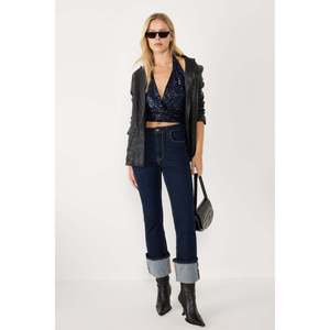 เสื้อเบลาส์ผู้หญิงคอวีแบบลำลองสีกรมท่า ดีเทลเปิดไหล่ด้านหลัง พร้อมโลโก้ด้านหน้า - Product Image 2