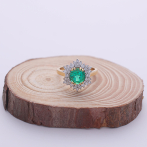 Anillo con Halo de Esmeralda Verde Redonda de 1.49 Quilates y Diamantes Redondos de 0.49 Quilates en Oro Amarillo, Blanco y Rosa de 9K |   Joyería Fina para Compromiso - Product Image 1