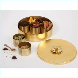 GROSSE REMISE ; Boîte à épices en métal avec couvercles hermétiques qui conservent la fraîcheur, magnifiquement conçue par des artisans indiens qualifiés - Product Image 1