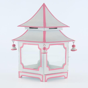 Portavelas Decorativo de Metal Estilo Vintage de Tres Niveles con Campanas Colgantes, Color Blanco y Dorado, Estilo Chinoiserie - Product Image 3