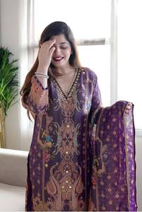 Có tính năng nhẹ nhàng nhưng mô hình satin vải với in & làm việc và đầy đủ lót với lụa pent và dupatta với công việc thêu - Product Image 5