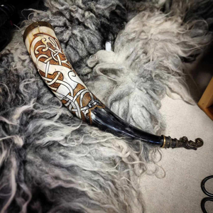 Corne à boire viking en véritable corne de bœuf, grande taille, forme naturelle, polie, pour bière et vin, par Decor World Expo - Product Image 1