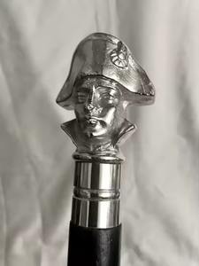 ไม้เท้าเดินทำจากไม้เนื้อเบาทันสมัยจาก HMA Handicrafts พร้อมหัวนาฬิกาทองเหลืองสลักลาย เหมาะสำหรับเป็นของขวัญ - Product Image 2