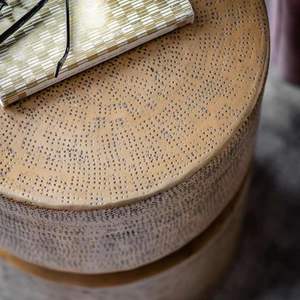 Table d'appoint en laiton de haute qualité Forme de tambour unique pour la réception de bureau Look professionnel pour les environnements professionnels - Product Image 5