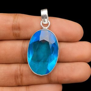Pendentif en topaze bleue fait main, lunette en argent sterling 925, bijoux en pierres précieuses, collier élégant, cadeau pour elle - Product Image 1