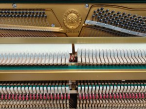 Piano droit de seconde main Yamaha U1D le plus vendu Fourniture en vrac en excellent état Meilleur choix pour les débutants et les écoles - Product Image 6