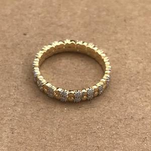 แหวนเพชรทรงกลมเพาะเลี้ยงในห้องปฏิบัติการแบบสองแถว ดีไซน์ Eternity Band เหมาะเป็นของขวัญวันครบรอบแต่งงานสำหรับผู้หญิง ทำจากทอง 14K เครื่องประดับคุณภาพสูง - Product Image 4