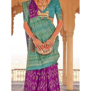 Fantástico Sari de Seda Estampado en Morado para Ocasiones Festivas y Bodas - Product Image 2