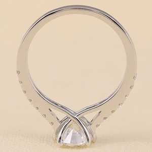 Anillo de Compromiso con Diamante Redondo Cultivado en Laboratorio, Elegante y Sostenible - Product Image 5