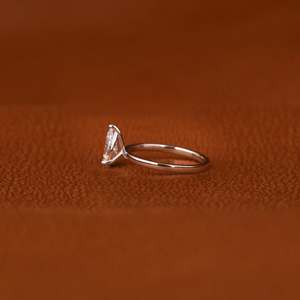 Anillo de Compromiso con Diamante Moissanite Corte Pera de 1.0 CT con Certificación IGI, Engaste de Plata 925, Estilo Moderno para Boda - Product Image 3