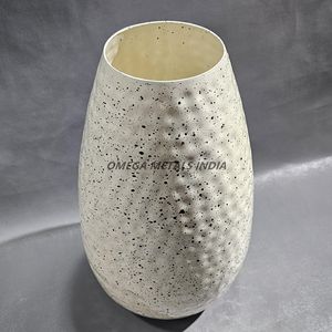 Florero moderno de metal dorado hecho a mano con patrón único en relieve y forma cilíndrica, perfecto para un estilo interior elegante - Product Image 6