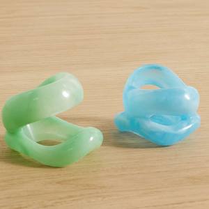 Anneau de serviette en résine fait à la main avec un motif floral artistique, parfait pour une table à manger de style rustique - Product Image 1