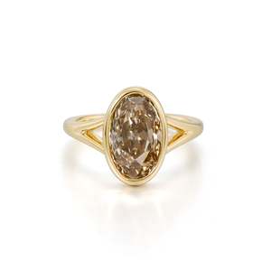 Anillo Ovalado Soft Old Mine con Diamante Cultivado en Laboratorio de 3.32 Ct, Color Champán, Tono Marrón Claro Fantasía, VS1, en Oro Amarillo de 14K, Pieza Destacada de Tono Cálido - Product Image 3