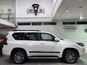 Toyota Land Cruiser 2.8D invencible de 4WD Euro 6 5dr (7 asiento) RHD - Product Image 4