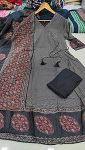 Rayón de diseño Evergreen con impresión digital Angrakha Kurti Pant y fabricante Dupatta de Surat a la tarifa más baja - Product Image 6