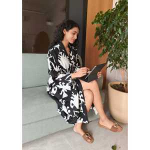 Robe décontractée noire en tissu satiné et dentelle, motif géométrique Ikat, taille élastique, confortable, douce, respirante, manches longues, personnalisable avec logo, taille XL - Product Image 4