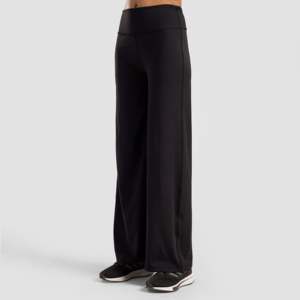 Pantalon large respirant noir taille haute sculptant la silhouette pour l'été - Product Image 1