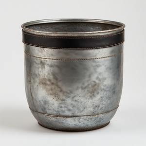 Elegante maceta de cuero galvanizado con superficie de pátina antigua hecha a mano artesanal diseñada para flores decorativas atemporales - Product Image 2