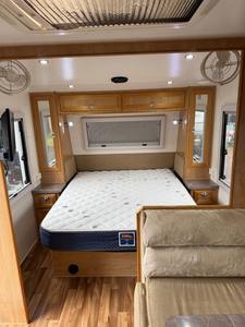 รถบ้านออสเตรเลียมาตรฐานออฟโรดสำหรับ 4 คน น้ำหนักเบา โครงสร้างอะลูมิเนียม พร้อมพลังงานแสงอาทิตย์ 400 วัตต์ ราคาดีที่สุด - Product Image 5