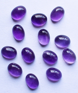 อเมทิสต์ทรงรีแบบคาโบชอง: สีม่วงราชวงศ์คลาสสิก 1 ชิ้น - Product Image 3