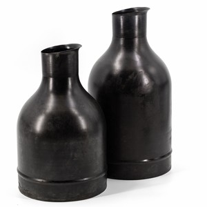 Floreros de metal decorativos con diseño cilíndrico y acabado metálico contemporáneo con recubrimiento en polvo negro - Product Image 2