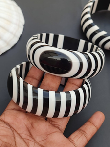 Elegantes diseños de brazaletes de resina hechos a mano, elegantes joyas de resina para mujeres, perfectas para usar a la moda, regalar y todos los días - Product Image 4