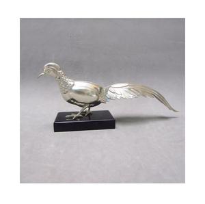 Sculpture contemporaine en fonte d'aluminium créée pour les intérieurs de luxe avec une forme artistique raffinée et une identité visuelle moderne - Product Image 1