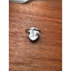 Anillo de Campeonato Navajo Hecho a Mano con Búfalo Blanco y Plata de Ley, Engaste de Bisel con Baño de Oro Rosa, Talla 8, Elegante y Moderno, Regalo Ideal - Product Image 5