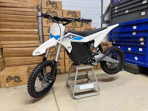 Race Inspiré 72V 8KW Blanc RTR Vélo Électrique Dirt Bike Longue Durée Batterie et Vitesse - Product Image 2