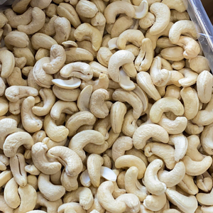 เม็ดมะม่วงหิมพานต์ดิบคุณภาพสูง เกรดเวียดนาม W240 อายุการเก็บรักษา 24 เดือน บรรจุภัณฑ์แบบ OEM ตามสั่ง ซานติโก - Product Image 1