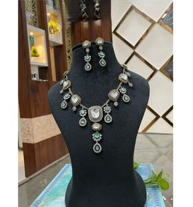 Hermoso Juego de Collar y Aretes de Moissanita Plateados en Plata de Diseño Clásico de la Mejor Calidad, Colección para Bodas, Compromisos y Fiestas - Product Image 1