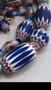 Colección única de cuentas de cristal liso hechas a mano para joyería, uso verde Chevron a la venta, cuentas millefiori - Product Image 3