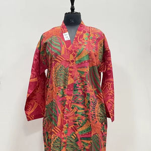 Kimono de Seda con Diseño de Sari Indio Vintage, Cuello en V, Suave y Térmico, para Playa o Fiesta, Hecho a Mano, para Mujer, con Logotipo Frontal, Ideal como Regalo - Product Image 1