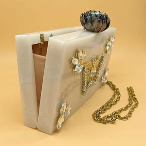 Sac à main élégant pour femme en résine faite à la main, avec des paillettes de nacre, des diamants et des perles, sac à main de soirée imperméable, léger et durable - Product Image 1