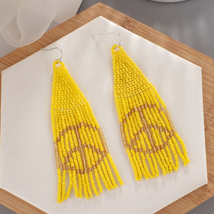 Boucles d'oreilles chandelier en perles de signe de paix anti-guerre de style bohème pour femmes avec placage à l'or pour les anniversaires - Product Image 4