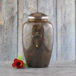 Urna de cremación de tendencia grabada a mano con una cruz de Jesús en el centro, terminada en esmalte naranja. Suministros de urnas elegantes para adultos - Product Image 6
