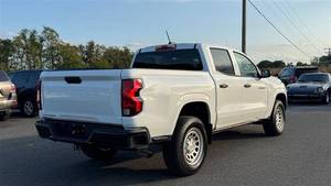 Vente en gros de voitures d'occasion 2023 Chevrolet Colorado Work Truck 4x2 Work Truck 4 portes Crew Cab 5 pi. SB - Product Image 2