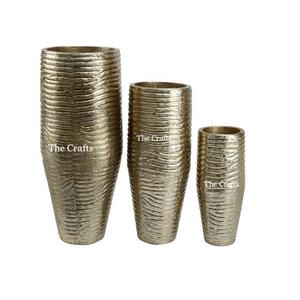 Quatre pots à fleurs de différentes tailles, vases ronds faits à la main en aluminium pour hôtels et mariages. - Product Image 6