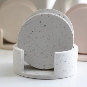 Sous-verres en pierre circulaires avec support, lot de 4, faits à la main en jesmonite, articles ménagers minimalistes, vaisselle, cadeau - Product Image 1