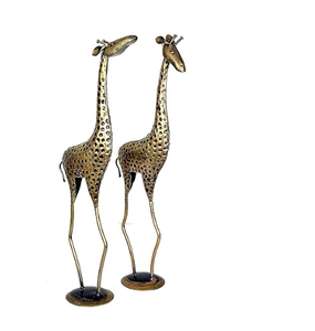 Décoration d'intérieur de style ferme moderne, art métallique décoratif de table en forme de girafe dorée polie, style campagnard - Product Image 1