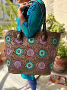Nouvelle mode Turquoise violet fleur en cuir repoussé à la main sac à main fourre-tout Western Floral en cuir véritable sac à main en cuir de vachette personnalisé pour femmes - Product Image 4