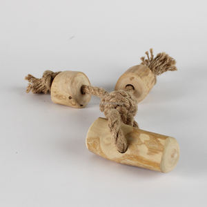 Une jouette à mâcher triple en bois durable pour chiens, offrant un nettoyage dentaire sûr, un entraînement interactif et un moyen efficace de lutter contre l'ennui - Product Image 1