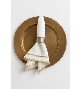 Assiette de présentation ronde en métal doré robuste pour la location de fêtes, les fournitures de traiteur et la mise en place de table - Product Image 1