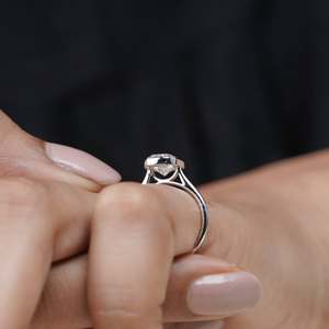 Bague de fiançailles solitaire en or blanc certifiée IGI avec diamant taille coussin serti clos, qualité supérieure - Product Image 5