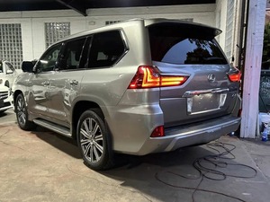 Lexus LX 570 4WD AWD SUV 2017 d'occasion en bon état, toutes options, conduite à gauche/droite, faible kilométrage, sans accident, garantie de 2 ans - Product Image 2